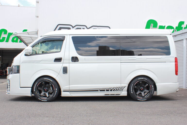 200系ハイエースにボルクレーシング18インチ。車種を選ばず履けるTE37