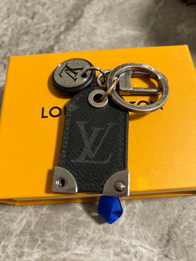 Louis Vuitton レザーキーホルダー ブラック ルイヴィトン鍵モチーフ 黒 シルバー金具 メンズ キーホルダー LOUIS